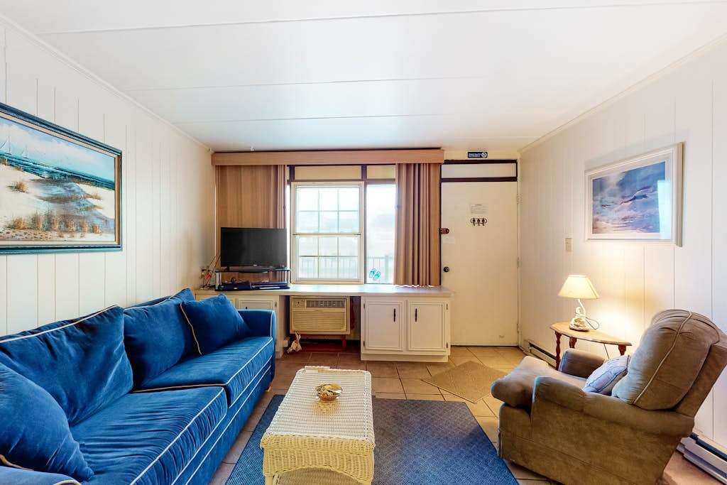 Comfortable studio with outdoor pool - walk to the beach