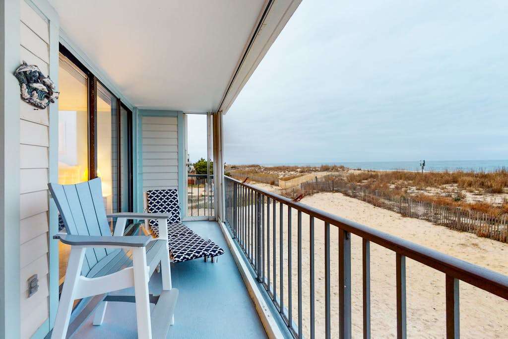 Oceanfront Condo with Balcony, Great Views, NEW HVAC, washer & dryer - Walk to Northside Park