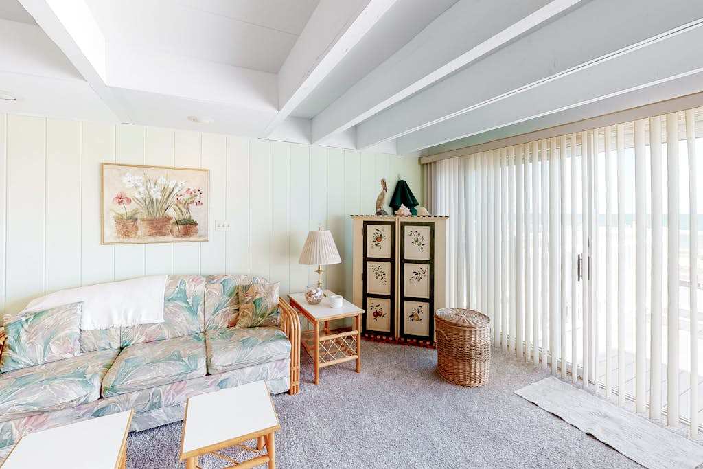 Lovely Beachfront Home with Spectacular Ocean Views From Deck & Free WiFi