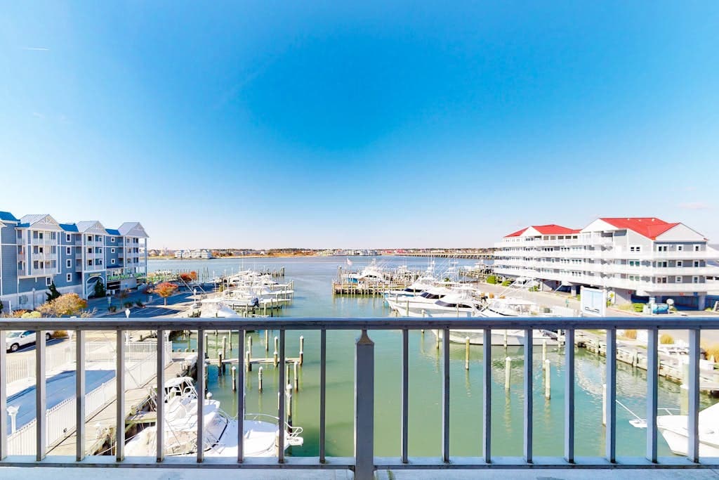 Charming bayfront condo in Old Town with balcony, WiFi, AC, & shared pool