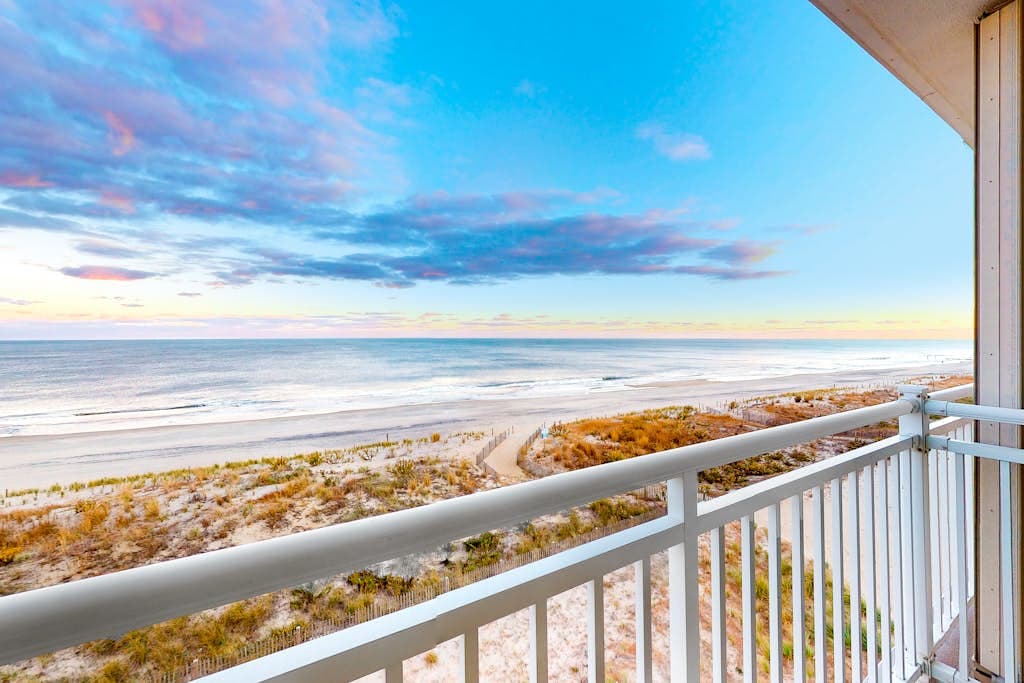 Remodeled, oceanfront condo with balcony, sunrise views, WiFi & washer & dryer