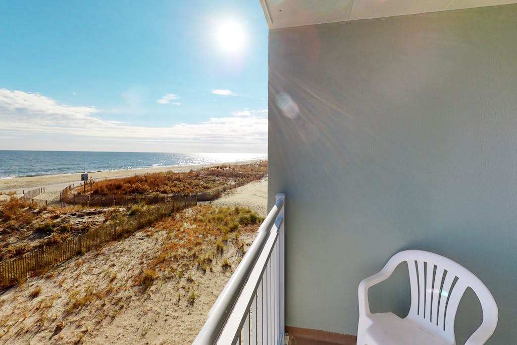 Oceanfront Condo with Balcony, Sunrise Views, Free WiFi & washer & dryer