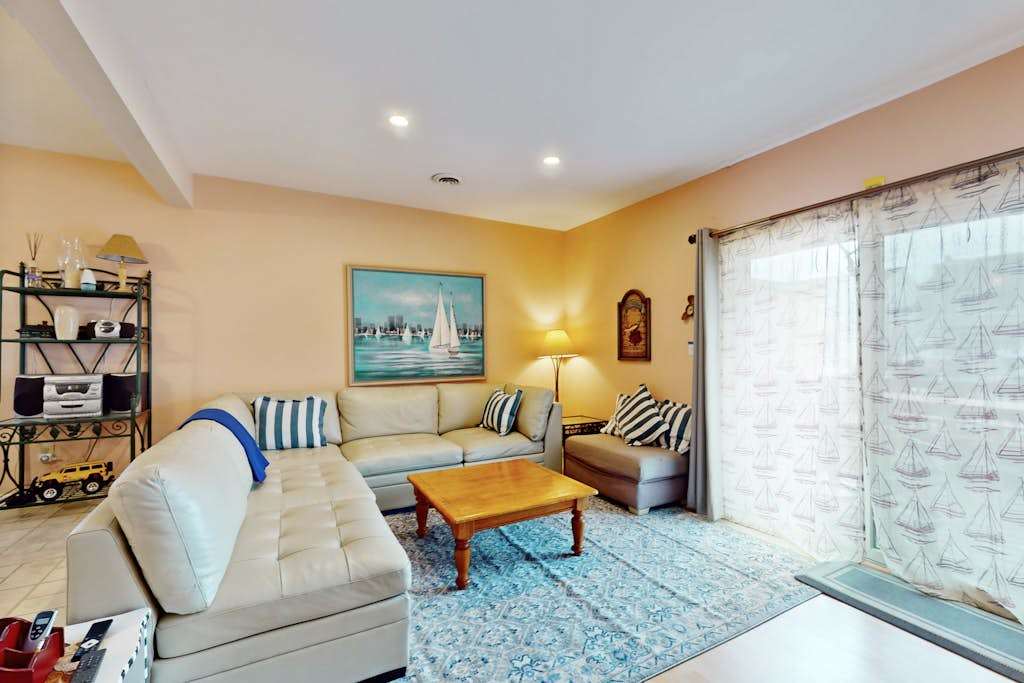 Waterfront townhouse washer & dryer, bay views, outdoor shower