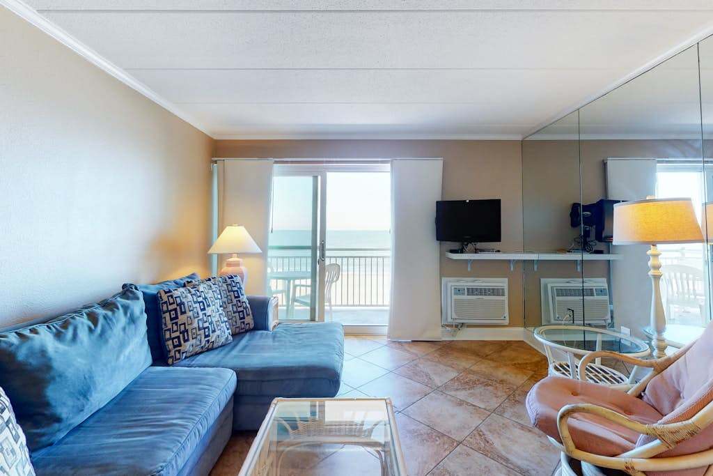 Oceanfront Condo with Balcony, Gorgeous Views, washer & dryer & Free WiFi