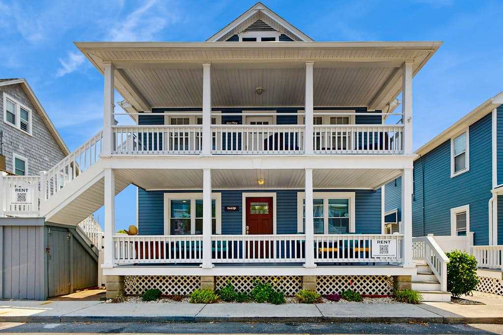 Sunlit Gem in Downtown with Patio, Shared Grill & Outdoor Shower - Steps to Beach