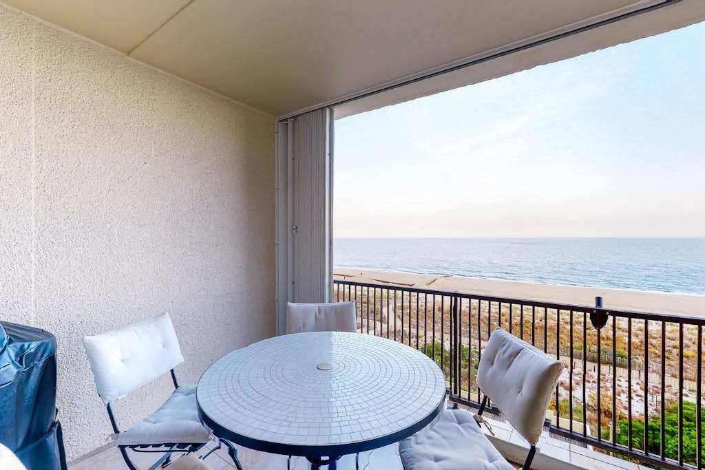 Cozy condo in beachfront complex with pool & washer & dryer
