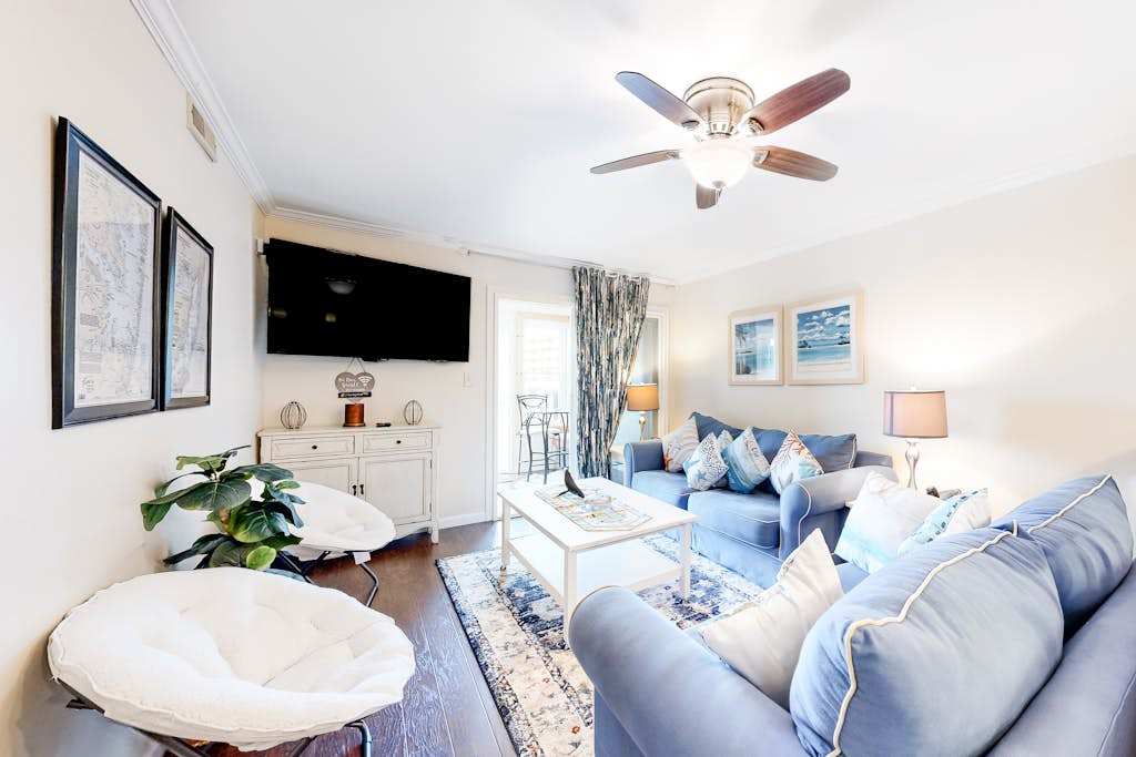 Bright & Airy Waterfront Townhome with Bay Views, Private Dock & Free WiFi