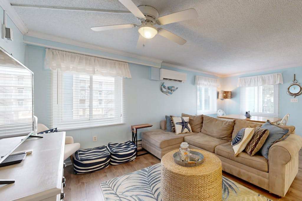 Beachy updated condo steps from beach with fast WiFi & furnished balcony