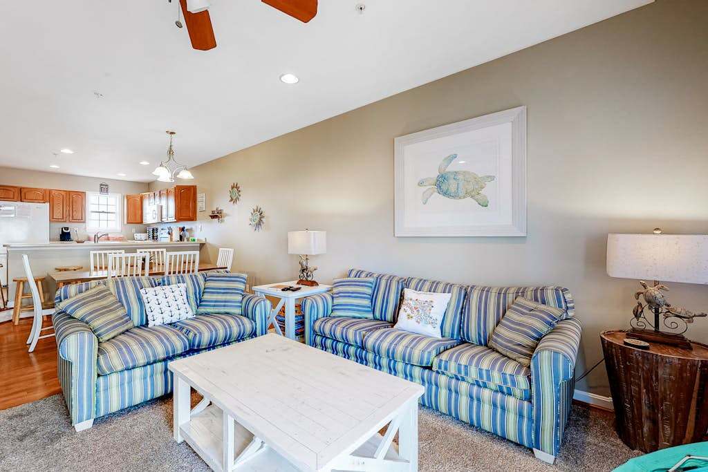 Coastal Getaway - Free WiFi, Central AC, Washer & Dryer - Walk 2 Blocks to Beach