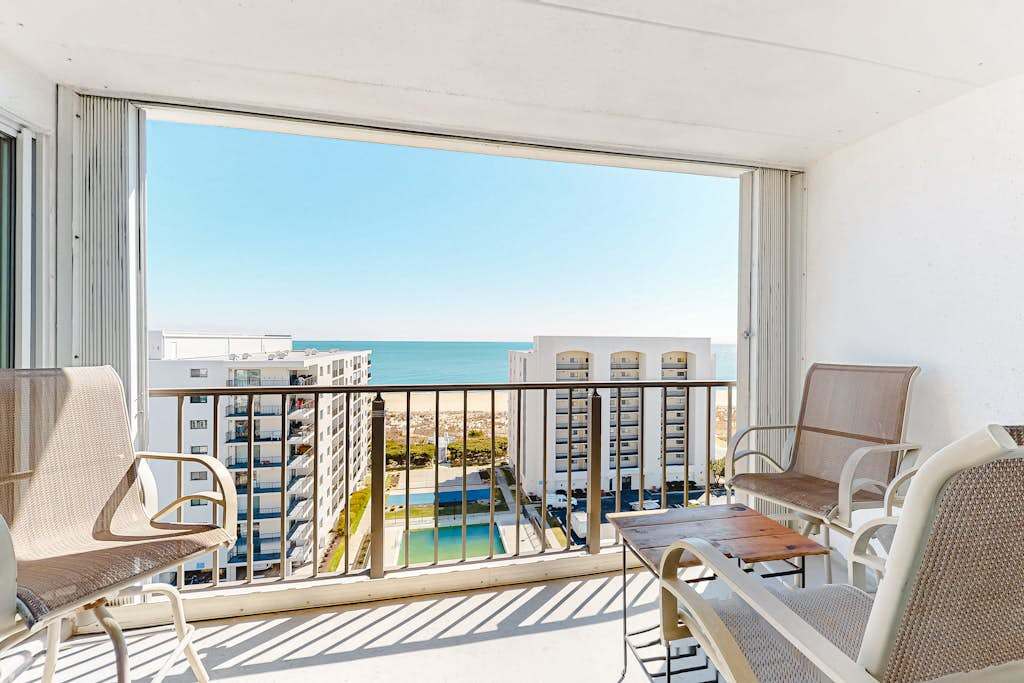 Fantastic Condo Situated in Oceanfront Complex with Shared Pool, Free WiFi, AC