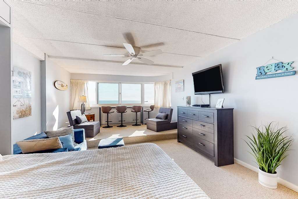 Wonderful Vacation Suite in Oceanfront Building with Central AC, Shared Pool, WiFi