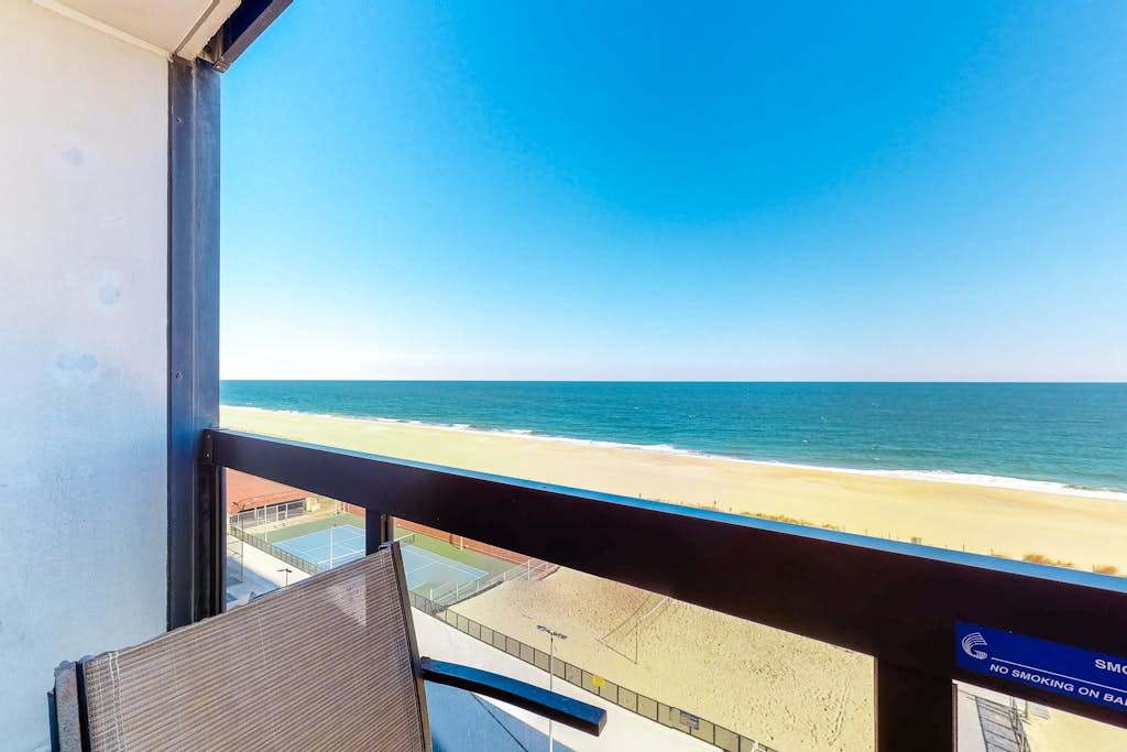 Delightful beachfront studio with full kitchen, balcony, pools, gym & tennis