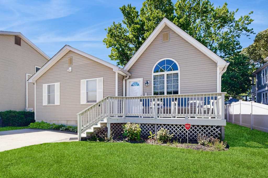 Dog-Friendly Beach House - Fast WiFi, Central AC, Gas Fireplace & washer & dryer