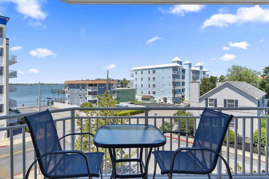 Bright and Spacious Vacation Getaway in Bayside Complex with Shared Pool & WiFi