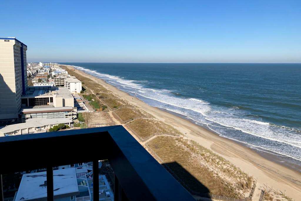 Amazing ocean-view condo with AC, pools, tennis, sauna & game room