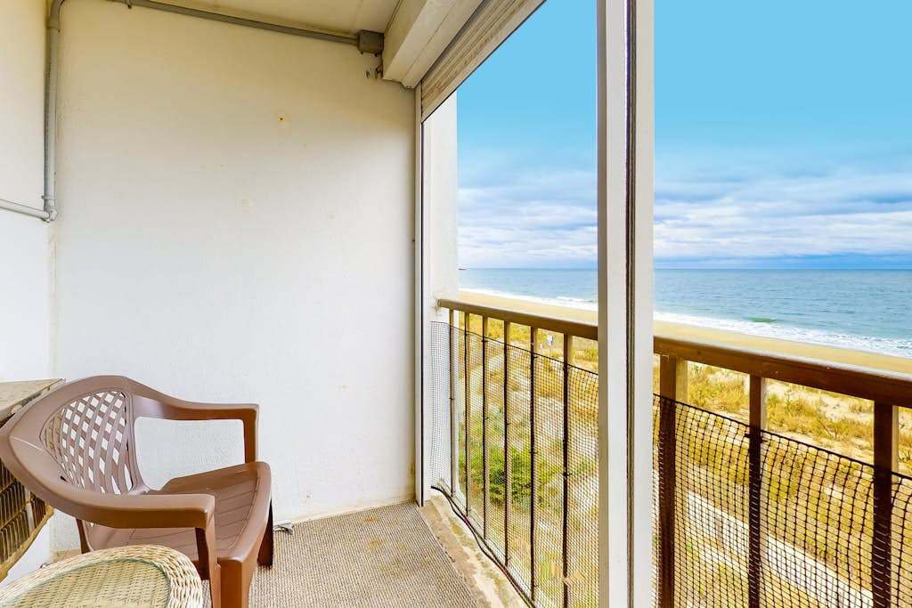 Oceanfront Condo with Beach Views, WiFi, Washer-Dryer, Parking & Walkable Locale