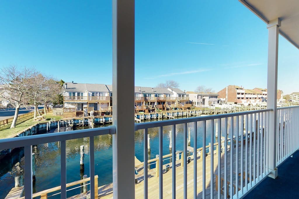 Waterfront Condo - Shared dock - Free WiFi, Partial AC, washer & dryer