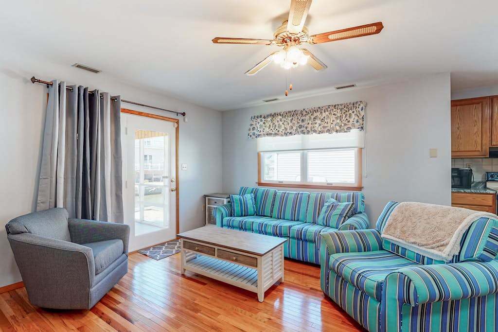 Waterfront wonder with screened porch, washer & dryer, private boat dock & ramp