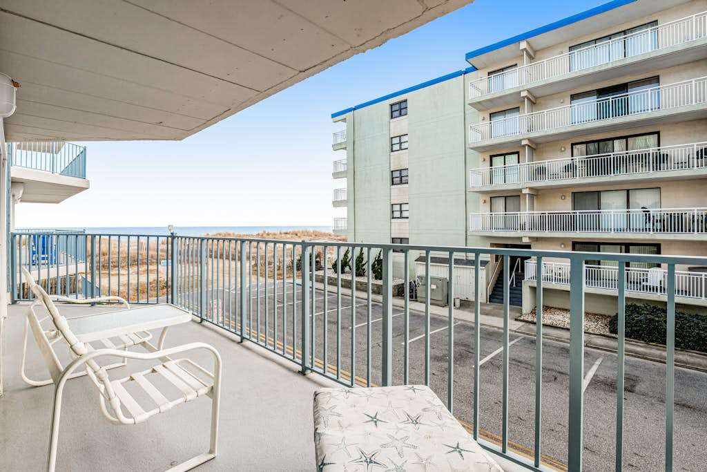 Ocean-View Condo - 100’ to Beach - Central AC, Private washer & dryer, Free WiFi