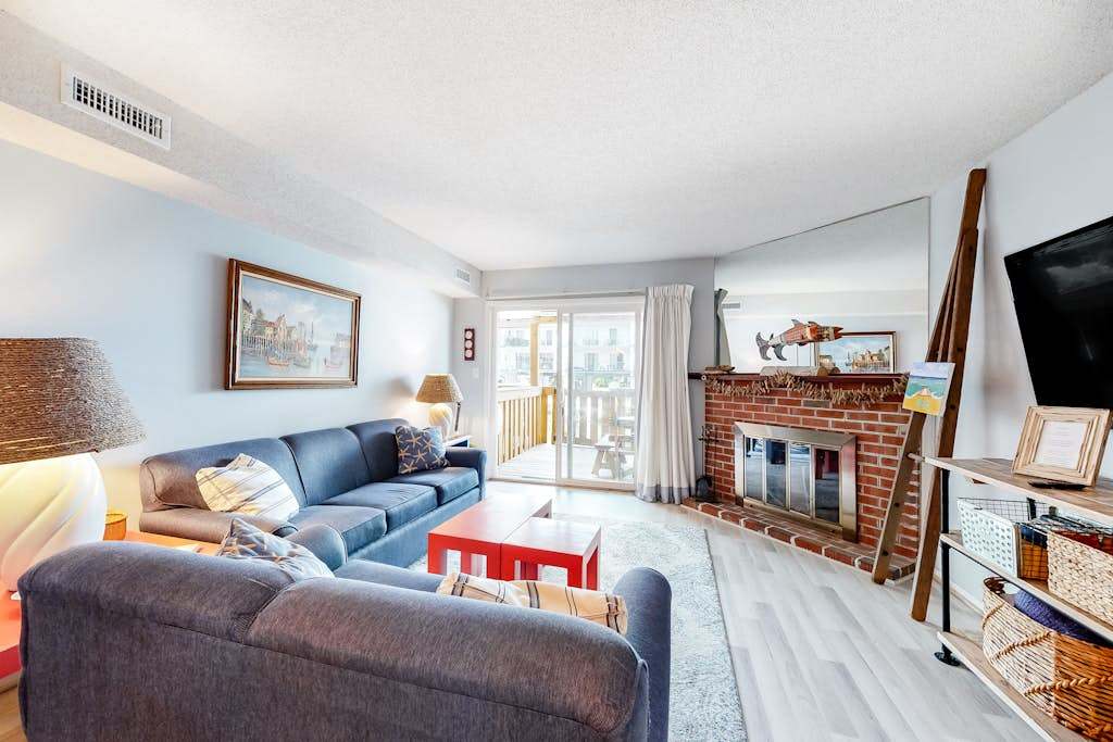 Waterfront townhome with dock access, deck, fast WiFi & washer & dryer