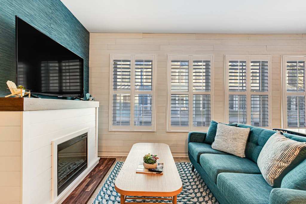 Luxury townhome with bay views - pools, gym & private beaches - central AC