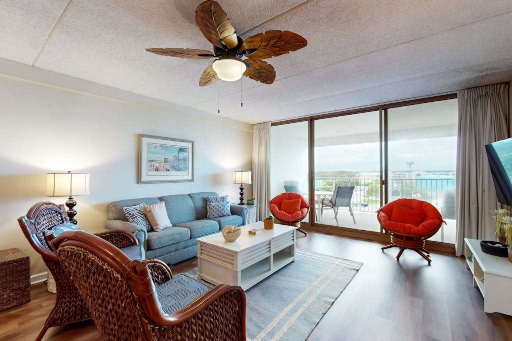 Bay-view 5th-floor condo with balcony, AC, indoor pool & gym - walk to beach