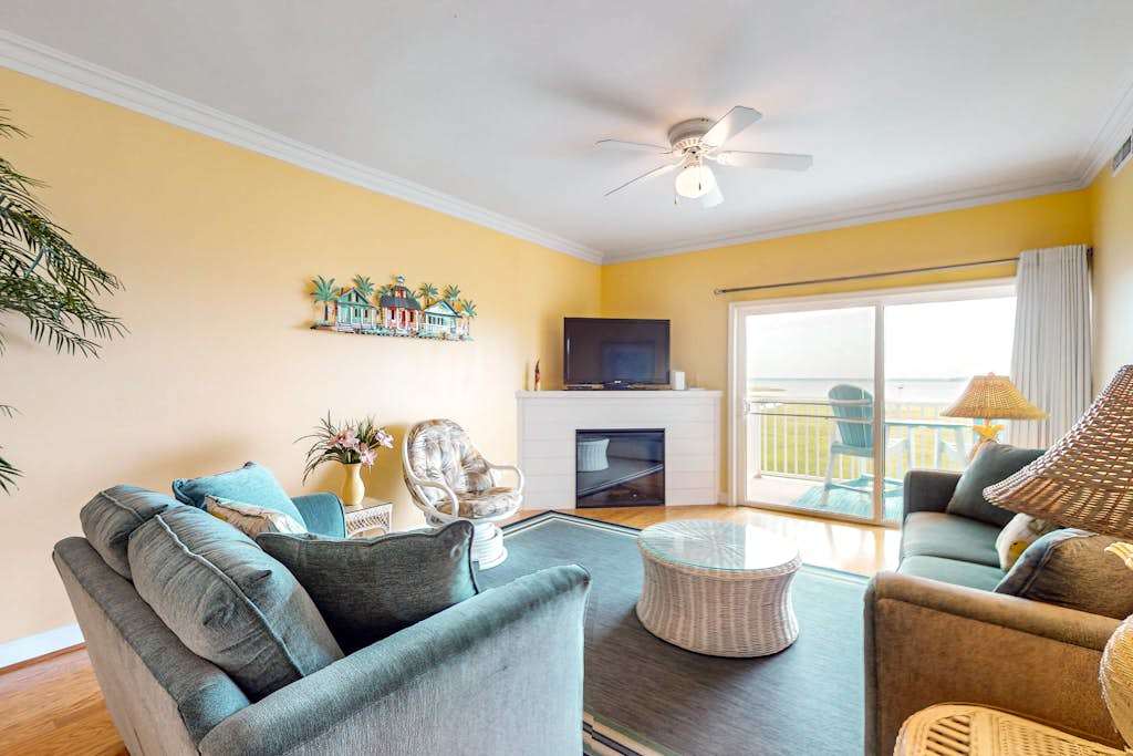 Tropical condo with pool, fast WiFi, washer & dryer & central AC - close to beach