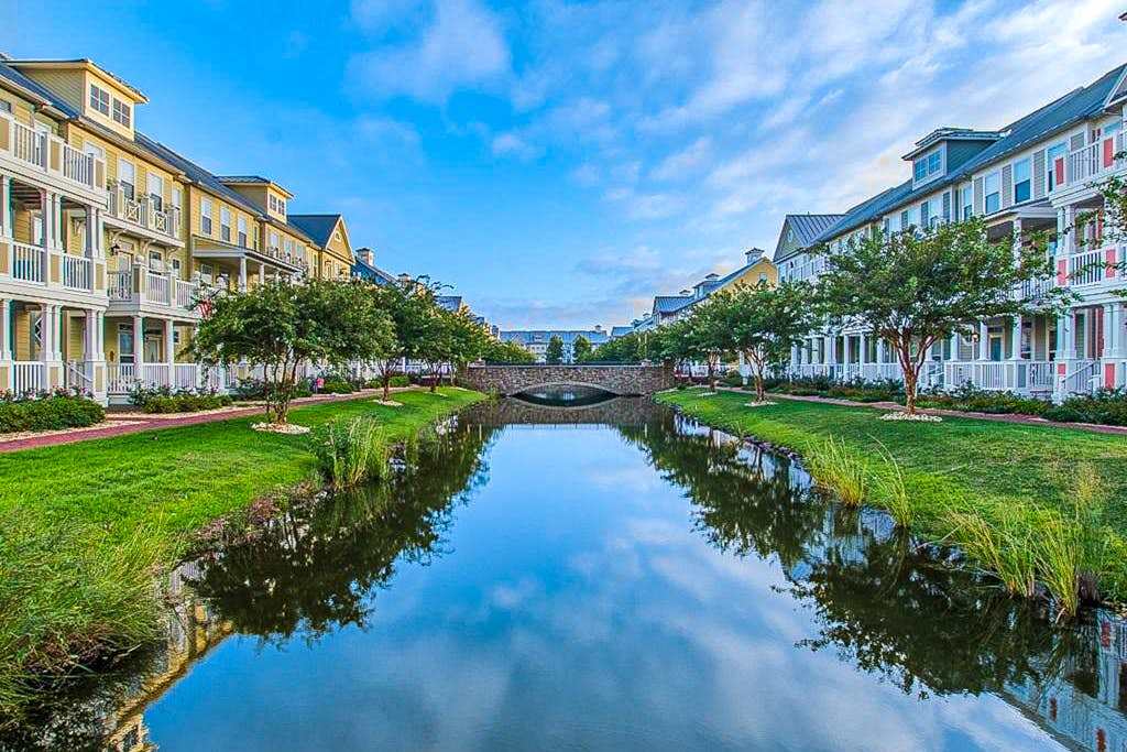 Sunlit island abode with bayside beach, pools, WiFi, balcony, & AC