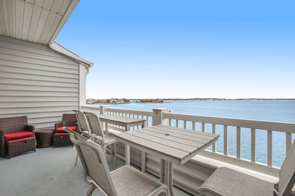 Bayfront third-floor condo with sunset views, fast WiFi, and walkable location