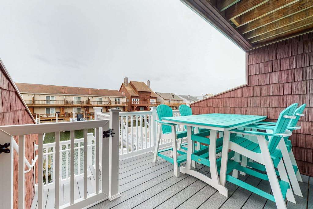 Canal-front townhome with front & back decks, shared pool, private washer & dryer, & WiFi