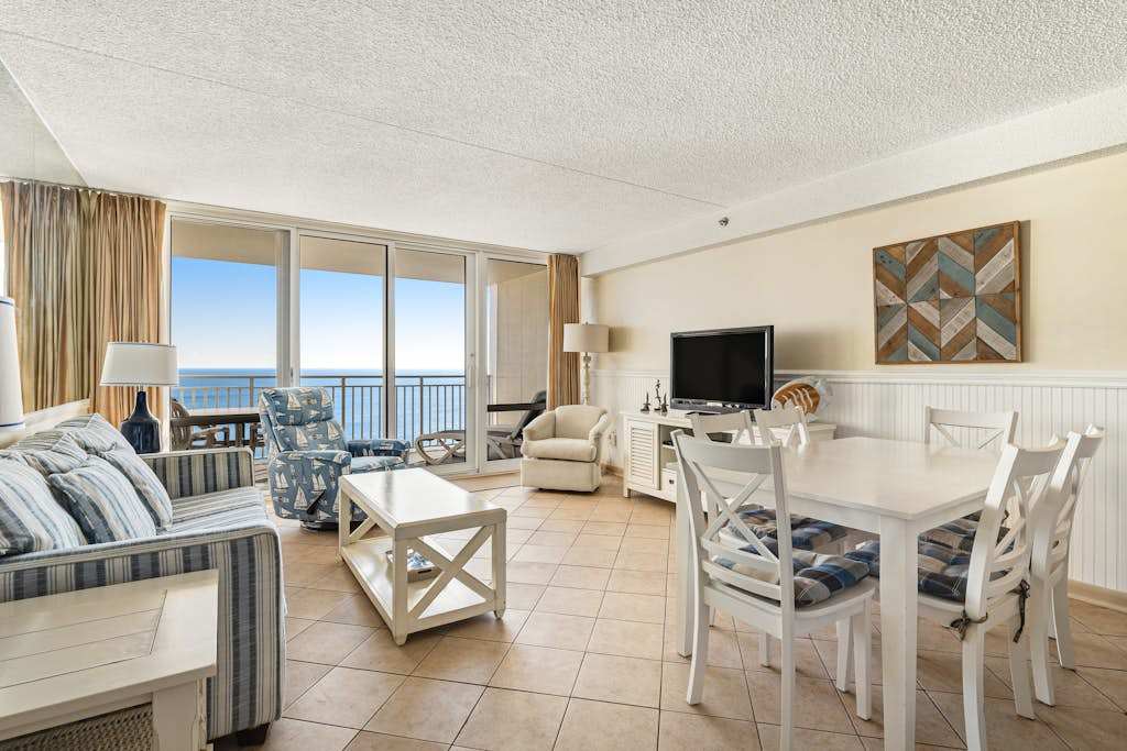 Beautiful beachfront condo with pools, ice rink, arcade, gym, & fast WiFi