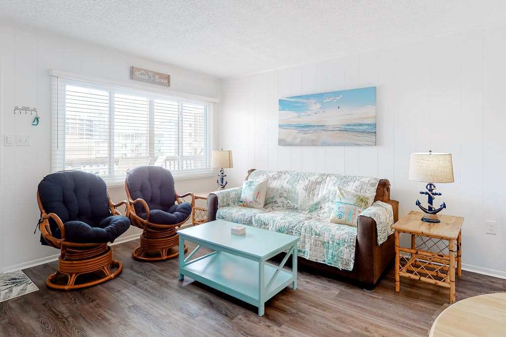 Bright & beachy getaway near white sand with fast WiFi, open layout, AC & washer & dryer