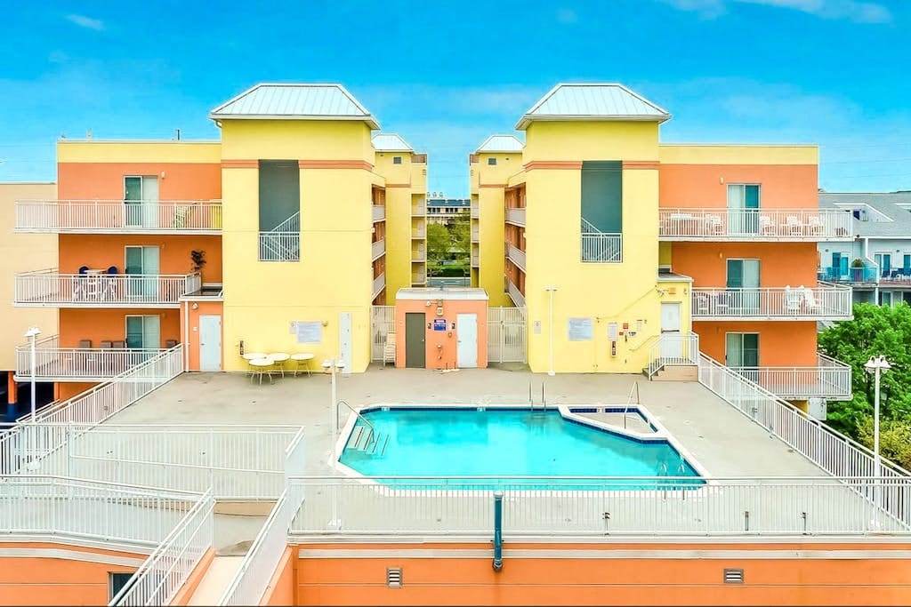 3rd-floor corner condo with amazing ocean views, balcony, rooftop pool, & washer & dryer