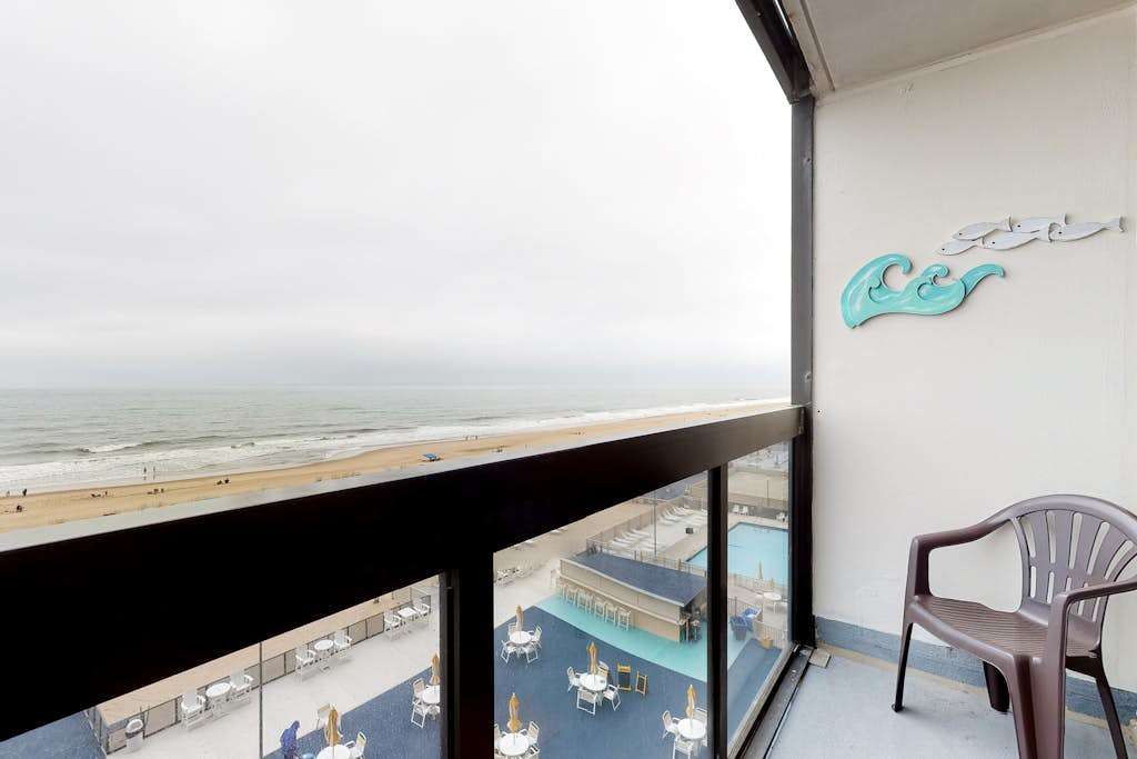 Beachfront studio with balcony, AC & beachfront & rooftop pools