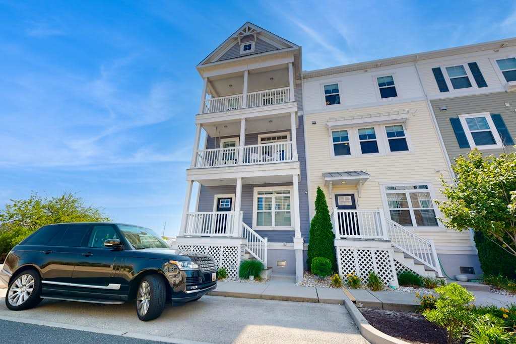 Bay view townhome with pool access, fast WiFi, central AC, & a washer & dryer