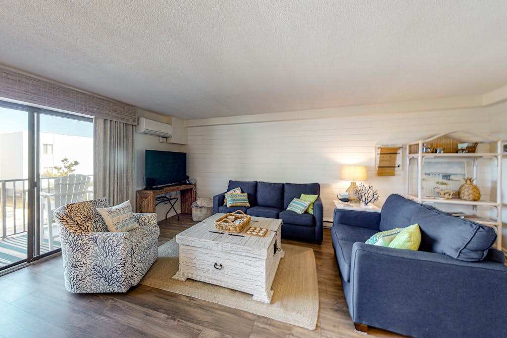 Updated condo with balcony, washer & dryer & beach access - near dining & golf