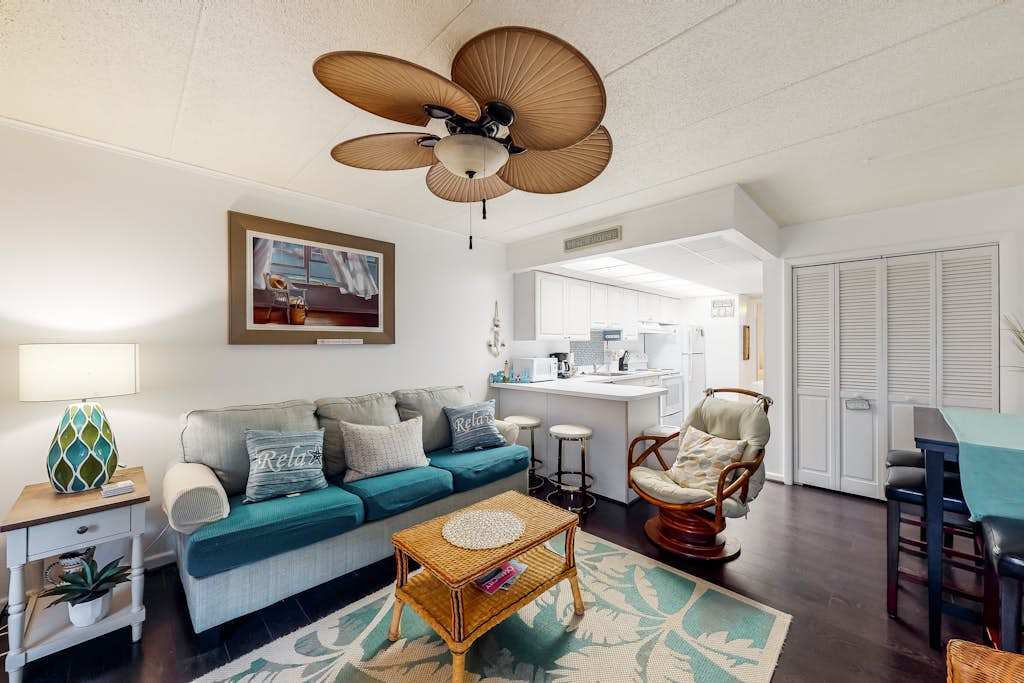 Sunny and sophisticated condo with oceanview, balcony, WiFi, & Netflix