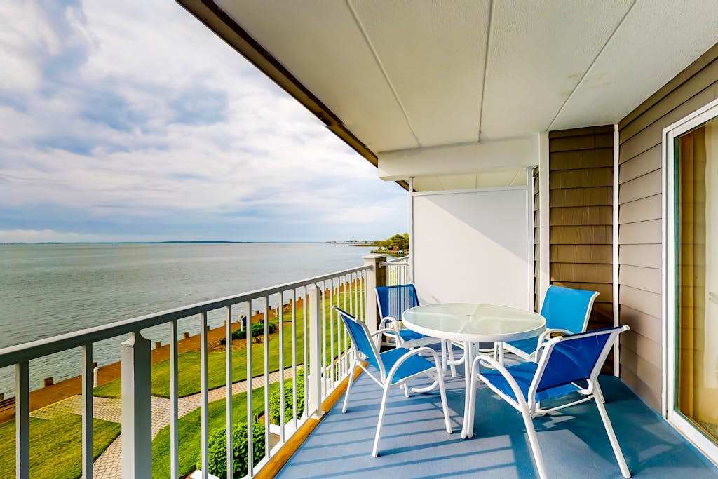 Bay view condo with WiFi, balcony, boardwalk, pool, tennis, & on-site dining