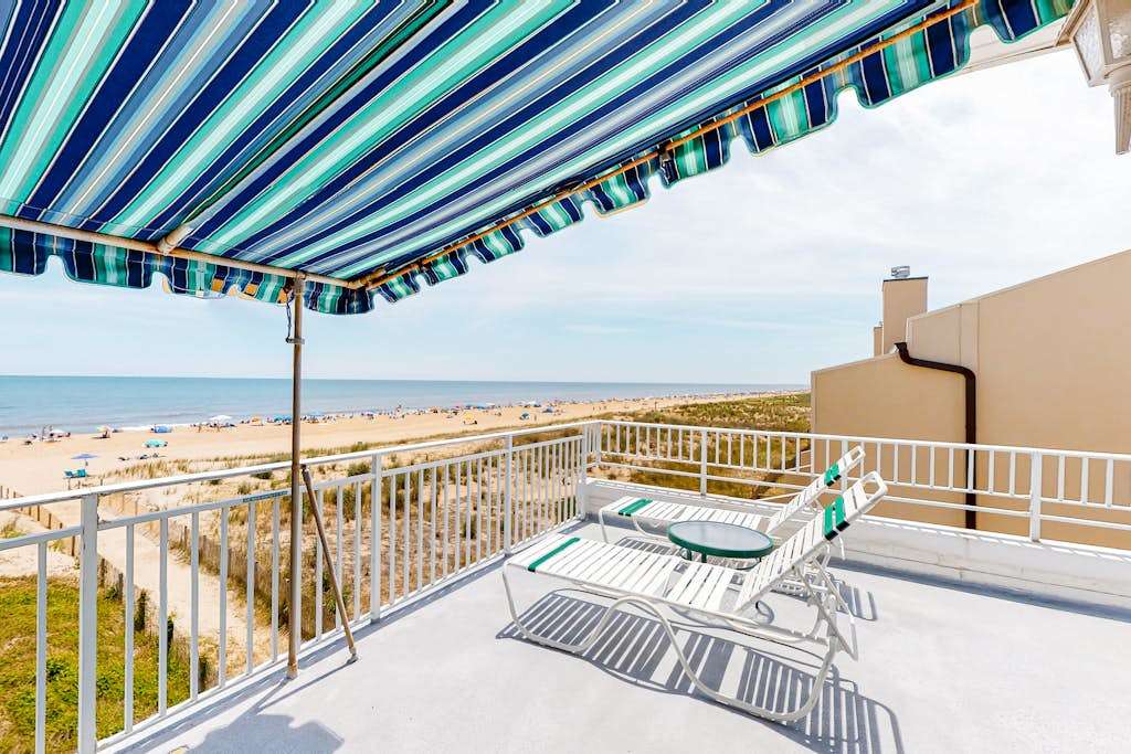 Oceanfront condo with amazing views, washer & dryer & beach access