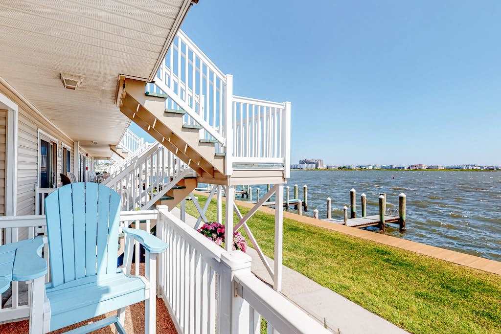 Fantastic waterfront escape with furnished deck, WiFi, shared pool & central AC
