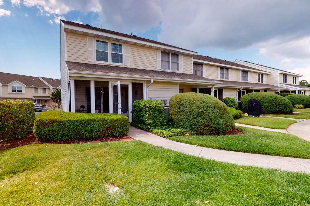 Townhome with central AC, washer & dryer, & pool access - close to beach