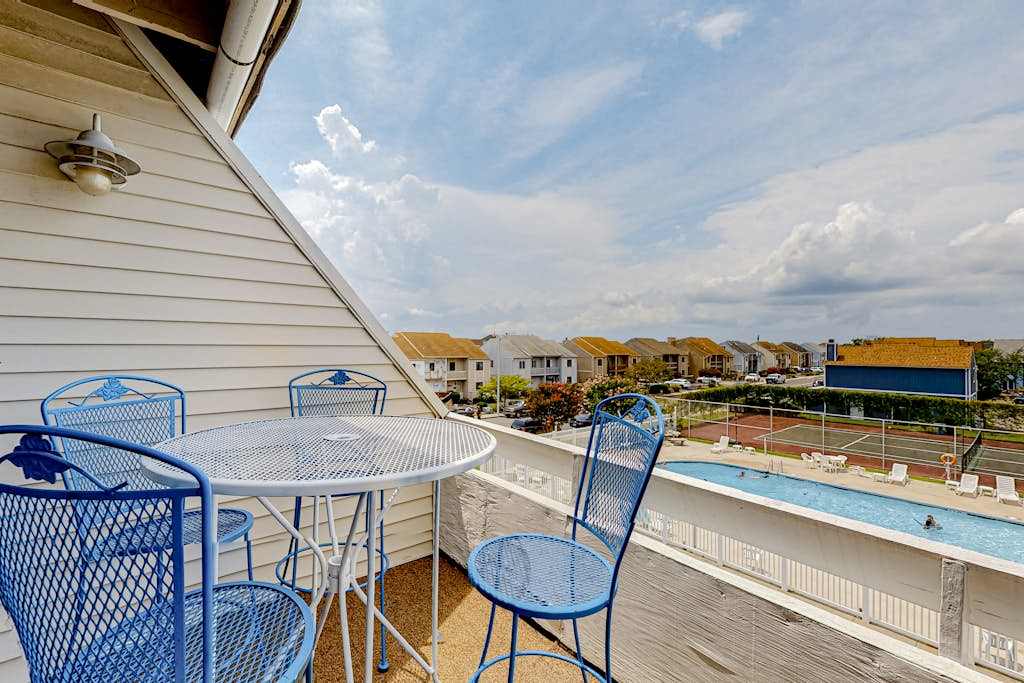 Bayside condo with balcony, sunset view, pool & tennis - steps to Jolly Roger