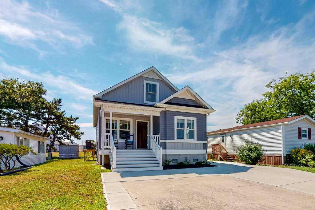 New home steps from Northside Park with shared pools, tennis & pickleball