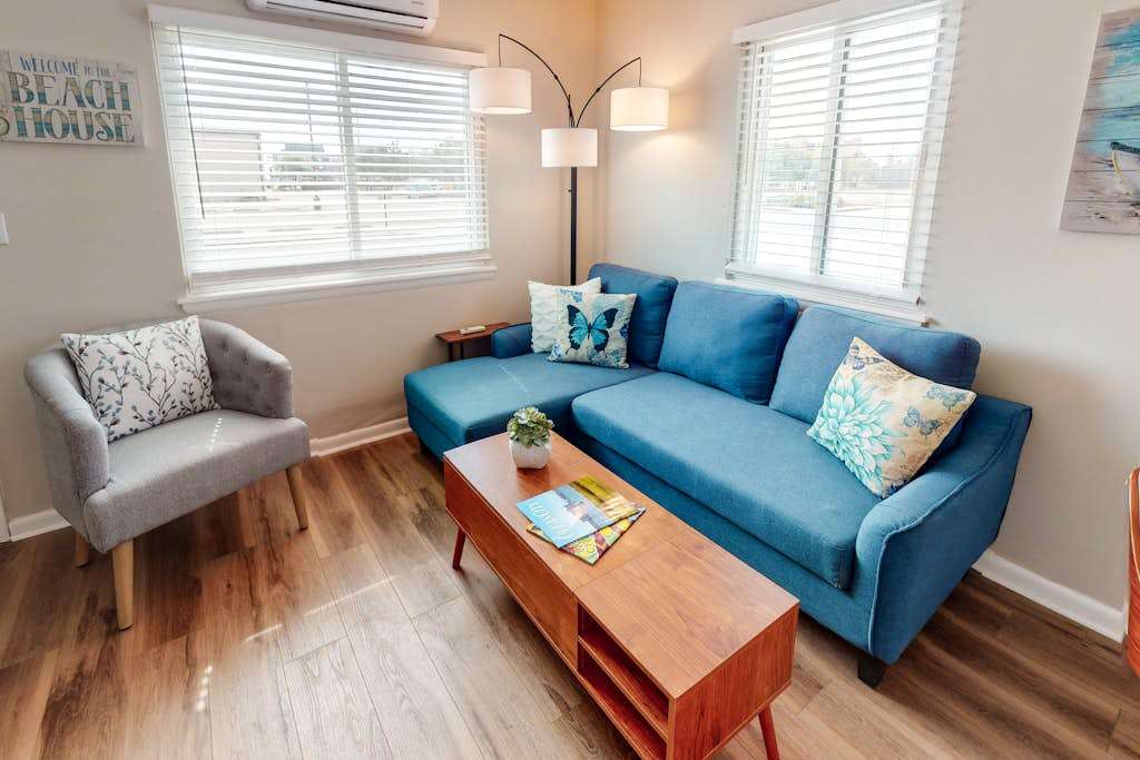 Sunny condo 2 blocks from beach with fast WiFi & washer & dryer - dog-friendly