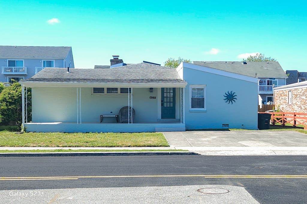 Waterfront beauty with a deck, grill, washer & dryer, and AC - central location