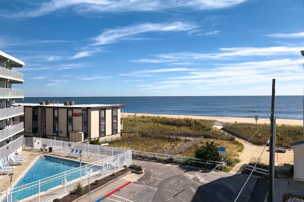 Amazing Mid-Town condo with ocean views, 2 decks, beach access, AC, & WiFi