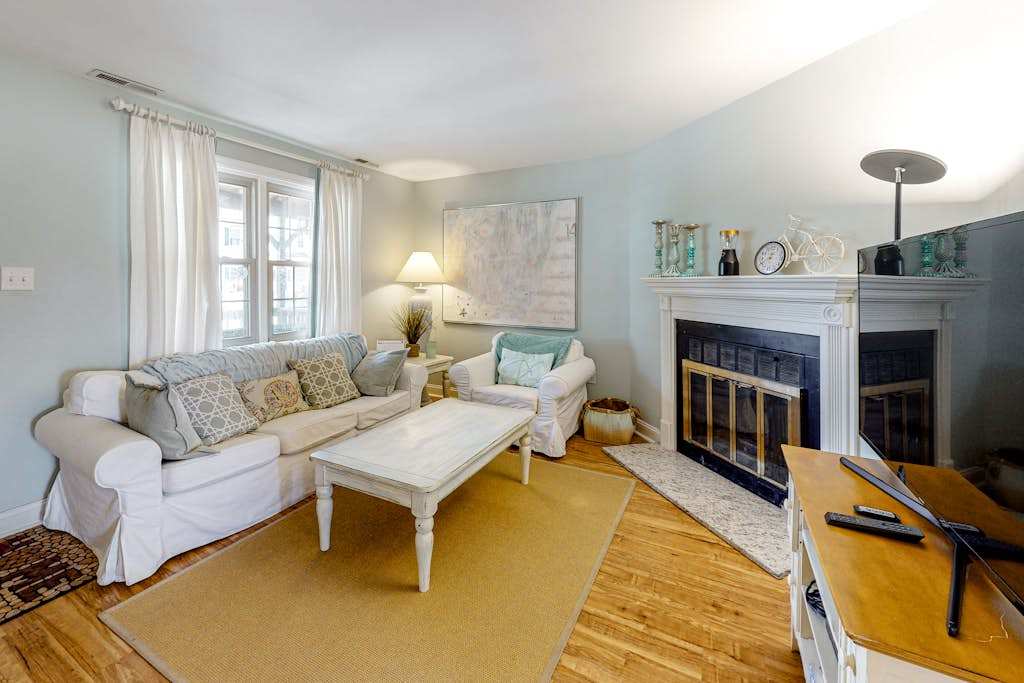 2-story end-unit townhome near beach with deck, AC, outdoor pool & fast WiFi