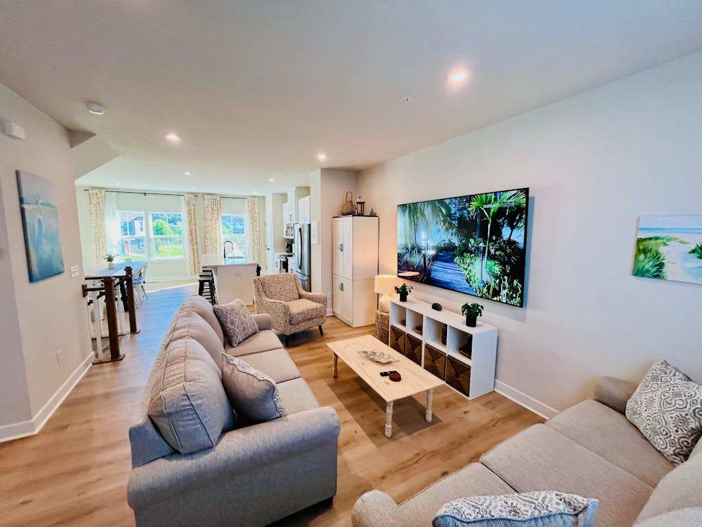Luxury townhome with pool & clubhouse access, community dock, kitchen & free WiFi