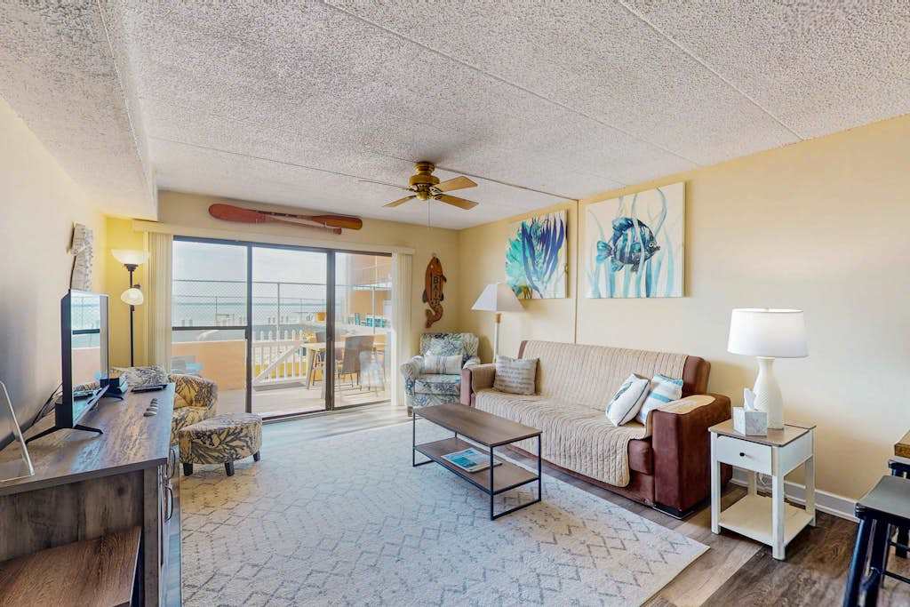 Charming 1st floor - Bayfront condo, with outdoor deck, pool & bay views