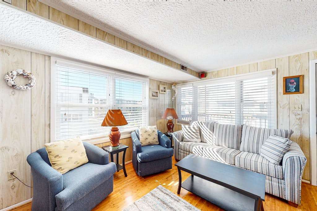 Oceanside condo near the beach with central AC, balcony, & high-speed WiFi